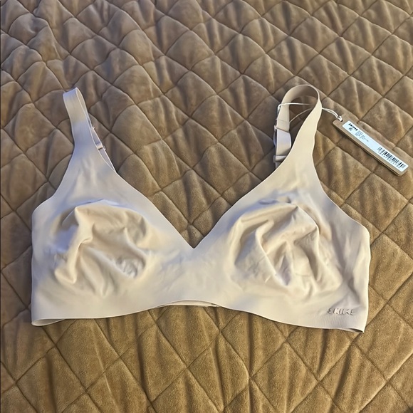 NWT SKIMS Naked Plunge Bra Intimates & Sleepwear - Picture 3 of 11